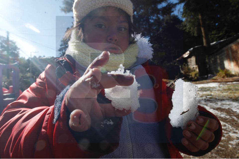 Entre el espanto y la nieve, mexiquenses sufren en serio el frio intenso de la temporada