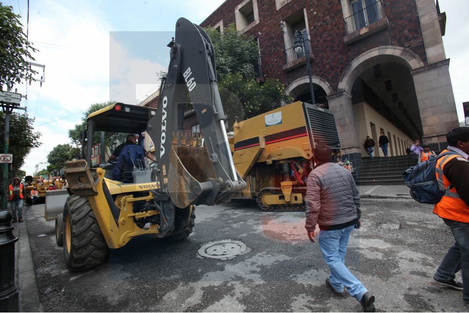 Repavimentan Juárez a pleno día y cuando más tráfico generan.