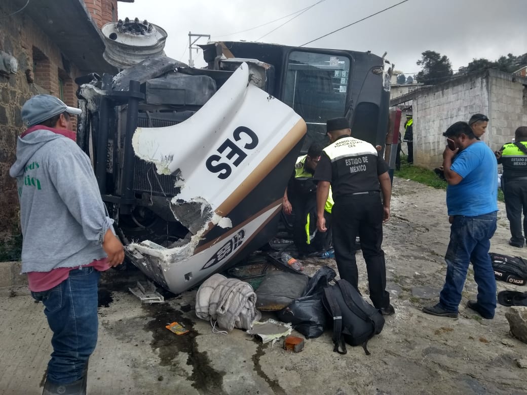 Vuelva camión que transportaba policías, uno muere.