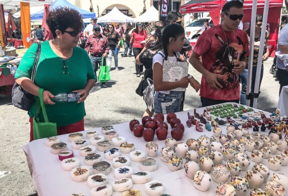 Comercializan artesanos mexiquenses piezas en Los Ángeles, California