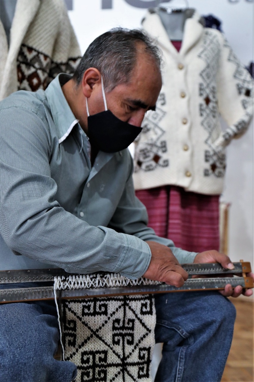 Cobijan manos artesanas con originales piezas textiles