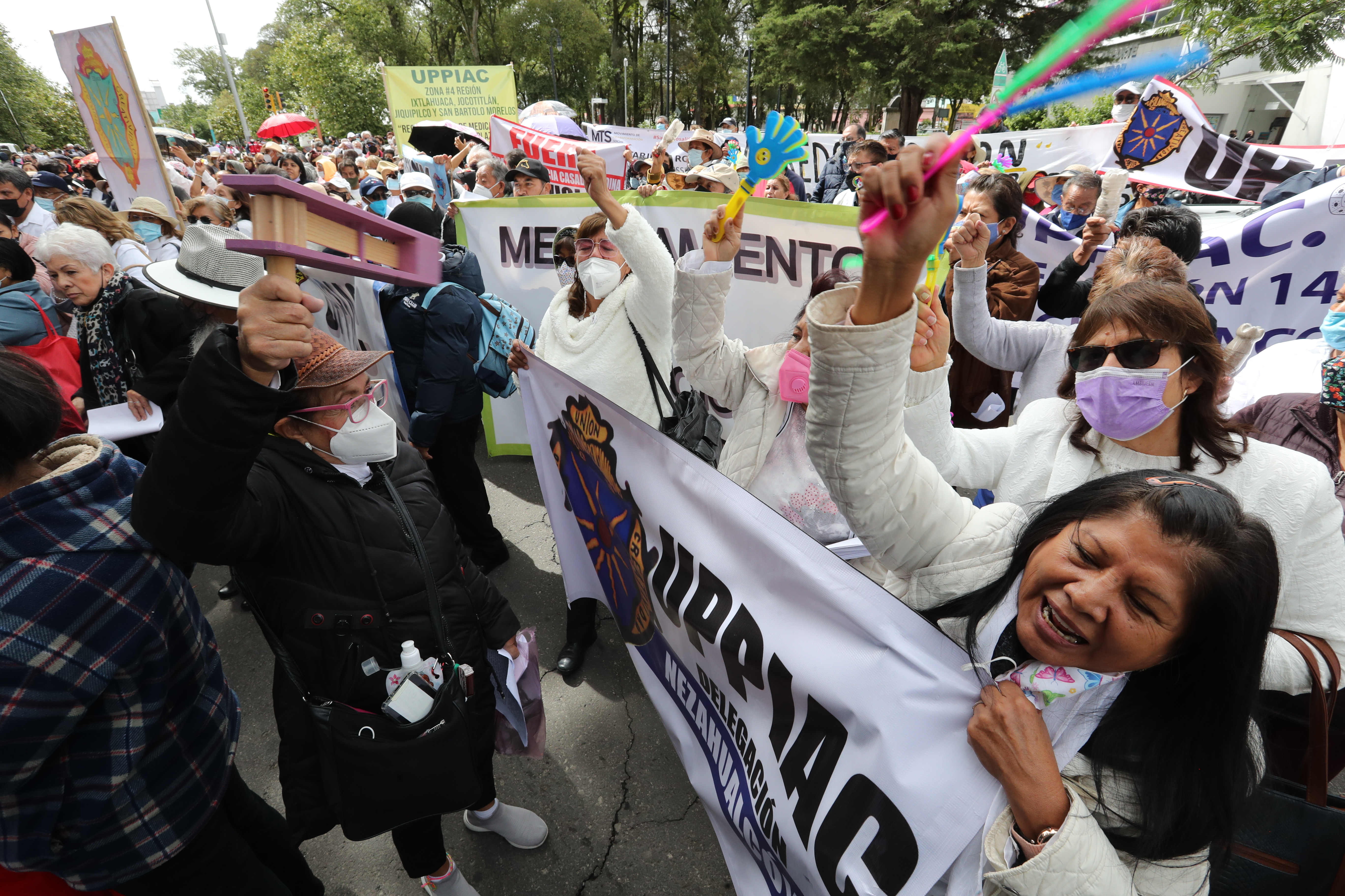 Jubilados cierran calles de Toluca