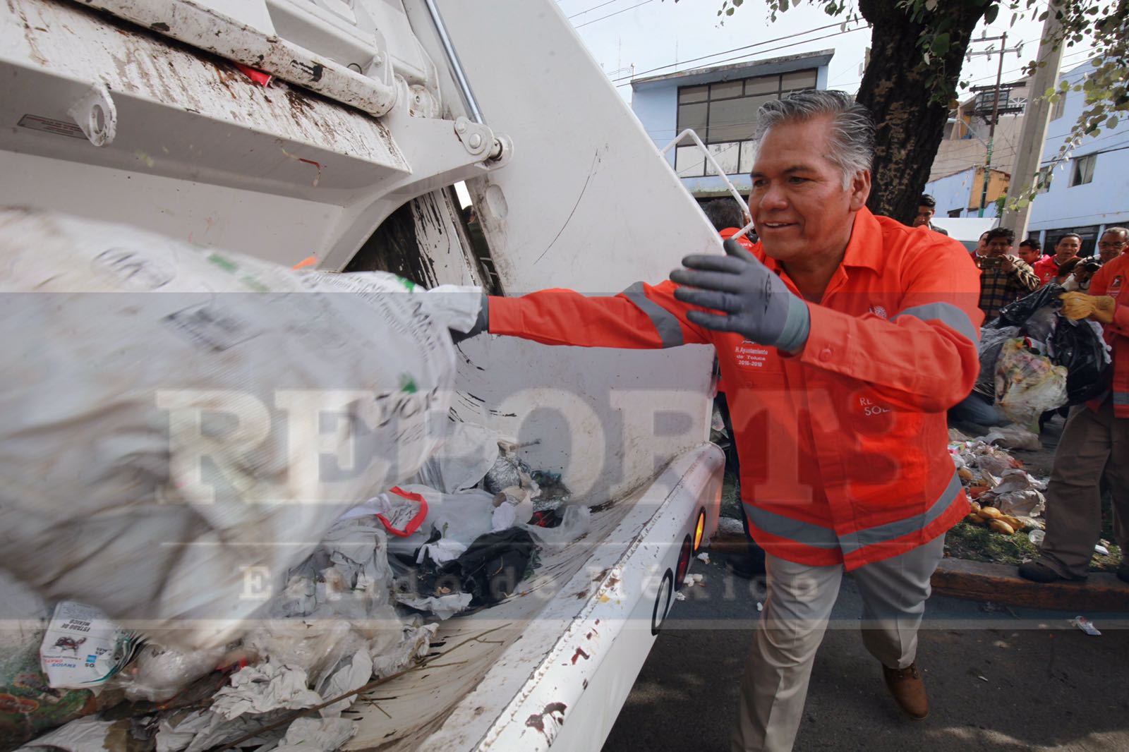 Se sube alcalde de Toluca a camión recolector para retirar basura de las calles
