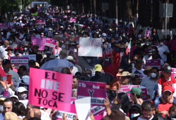 Se manifiestan en Toluca, miles gritan “el INE no se toca”.