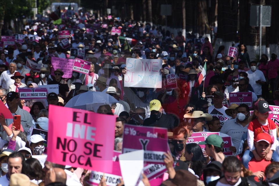 Se manifiestan en Toluca, miles gritan “el INE no se toca”.