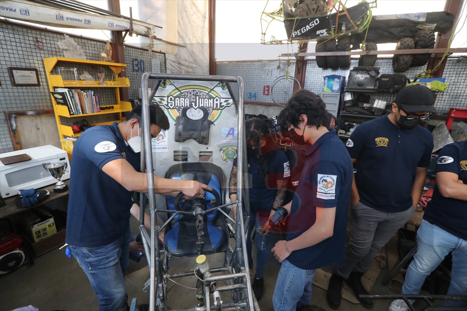 Estudiantes de la facultad de ingeniería construyen auto todo terreno