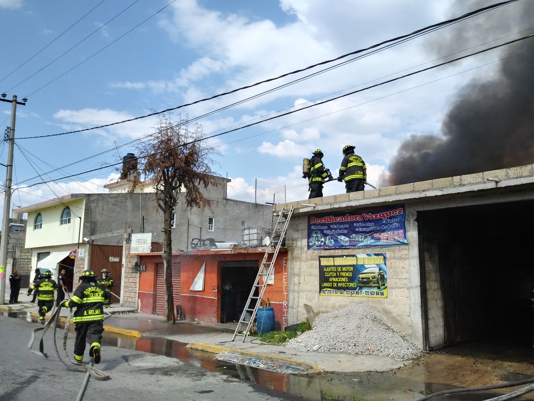 Sofocan bomberos de Toluca incendio al interior de establecimiento en San Pedro Totoltepec