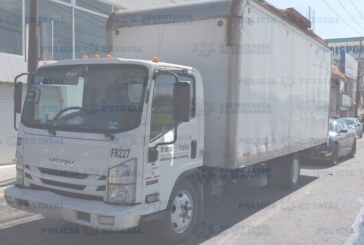 Localizan vehículo de carga reportado como robado y recuperan la mercancía transportada