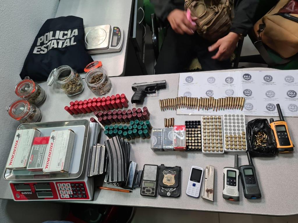 Catea FGJEM dos inmuebles identificados como puntos de venta de droga en Tultitlán y detiene a 11 personas