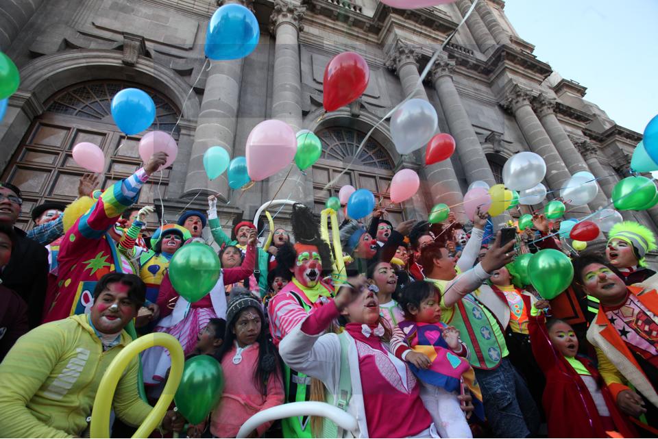 Llegan los payasos a Catedral a dar gracias en el día del payaso