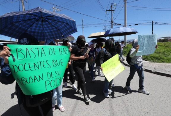Protestan en Universidad Mexiquense del Bicentenario en Lerma por acoso sexual y deficiencias.