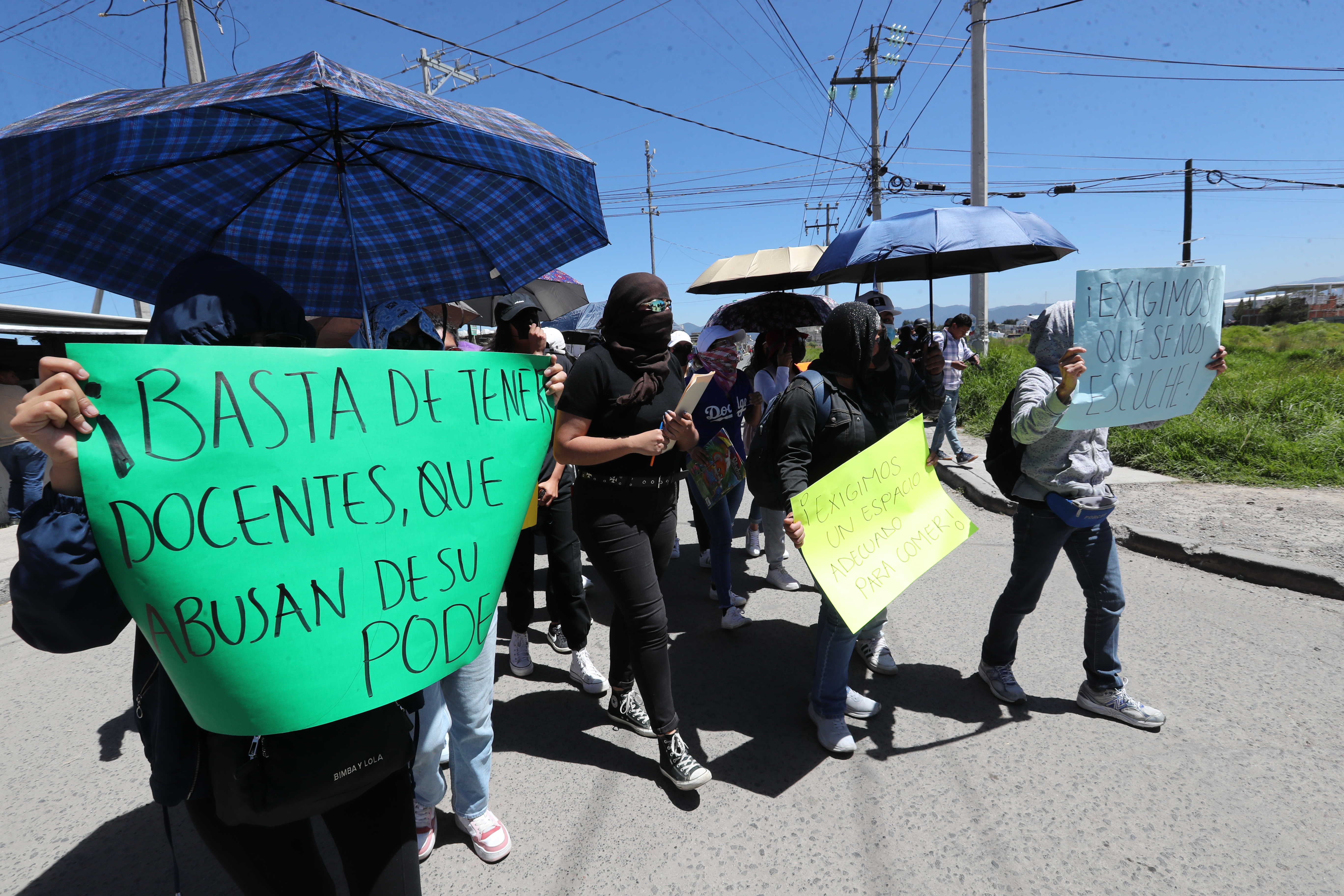 Protestan en Universidad Mexiquense del Bicentenario en Lerma por acoso sexual y deficiencias.
