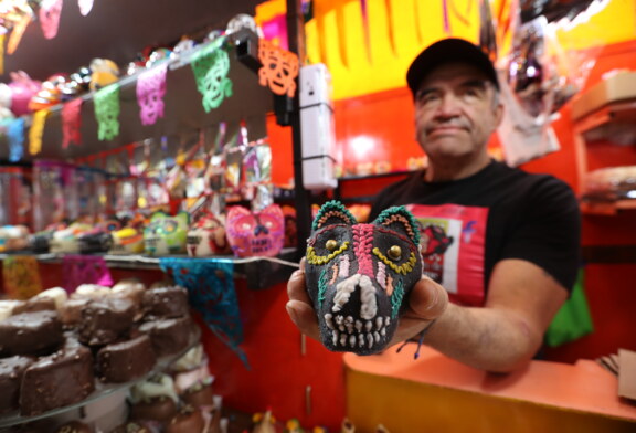 Todo listo para la Feria del Alfeñique 2023, artesanos llegan a los portales de Toluca.