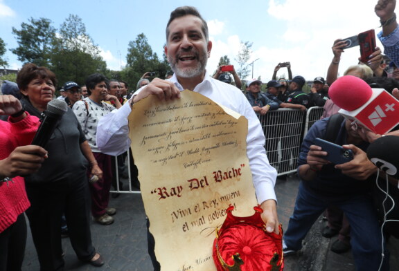 Buscan nombrar a alcalde de Toluca “Rey del Bache”, atacan a activistas.