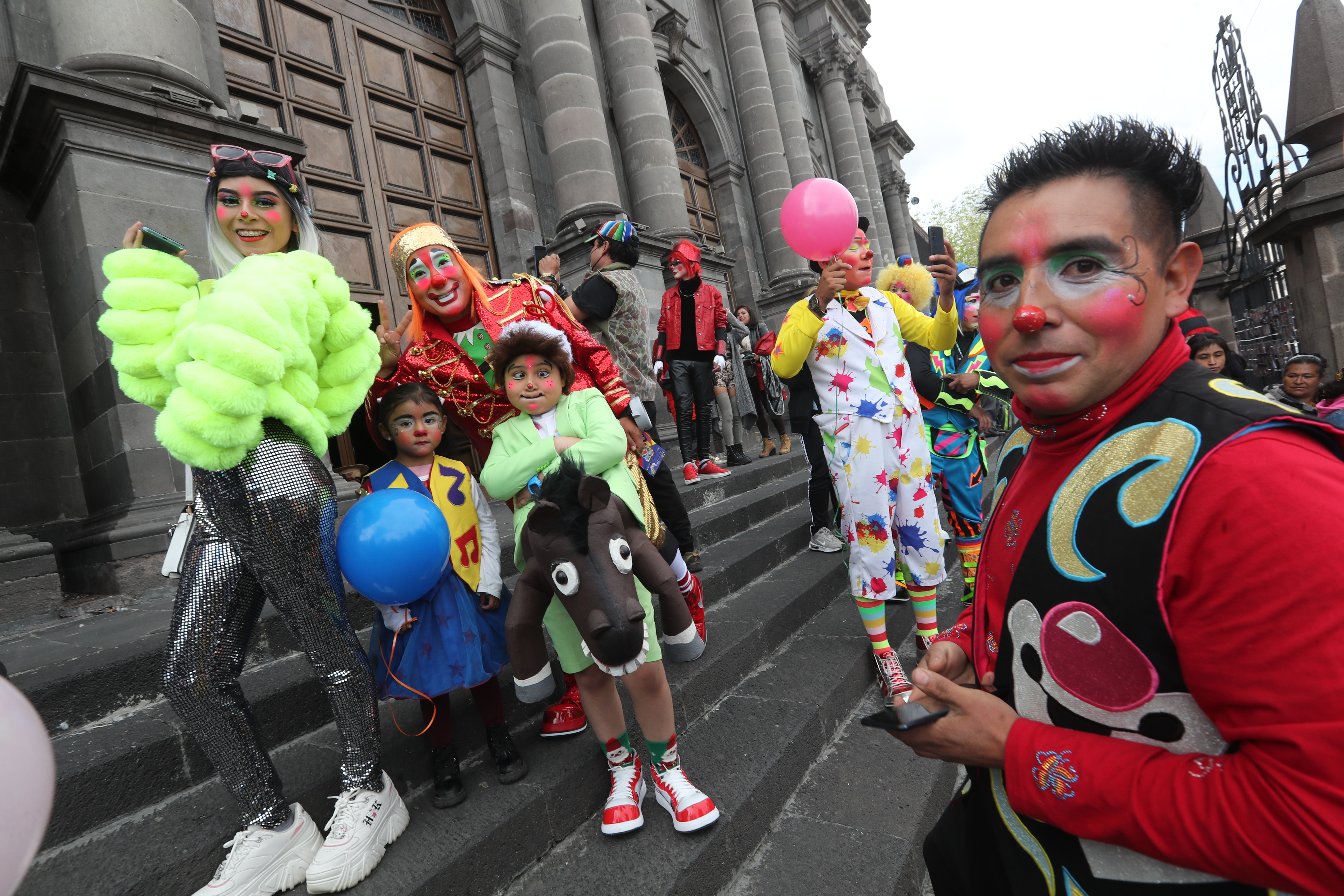 Payasos toman calles de Toluca para celebrar su día.
