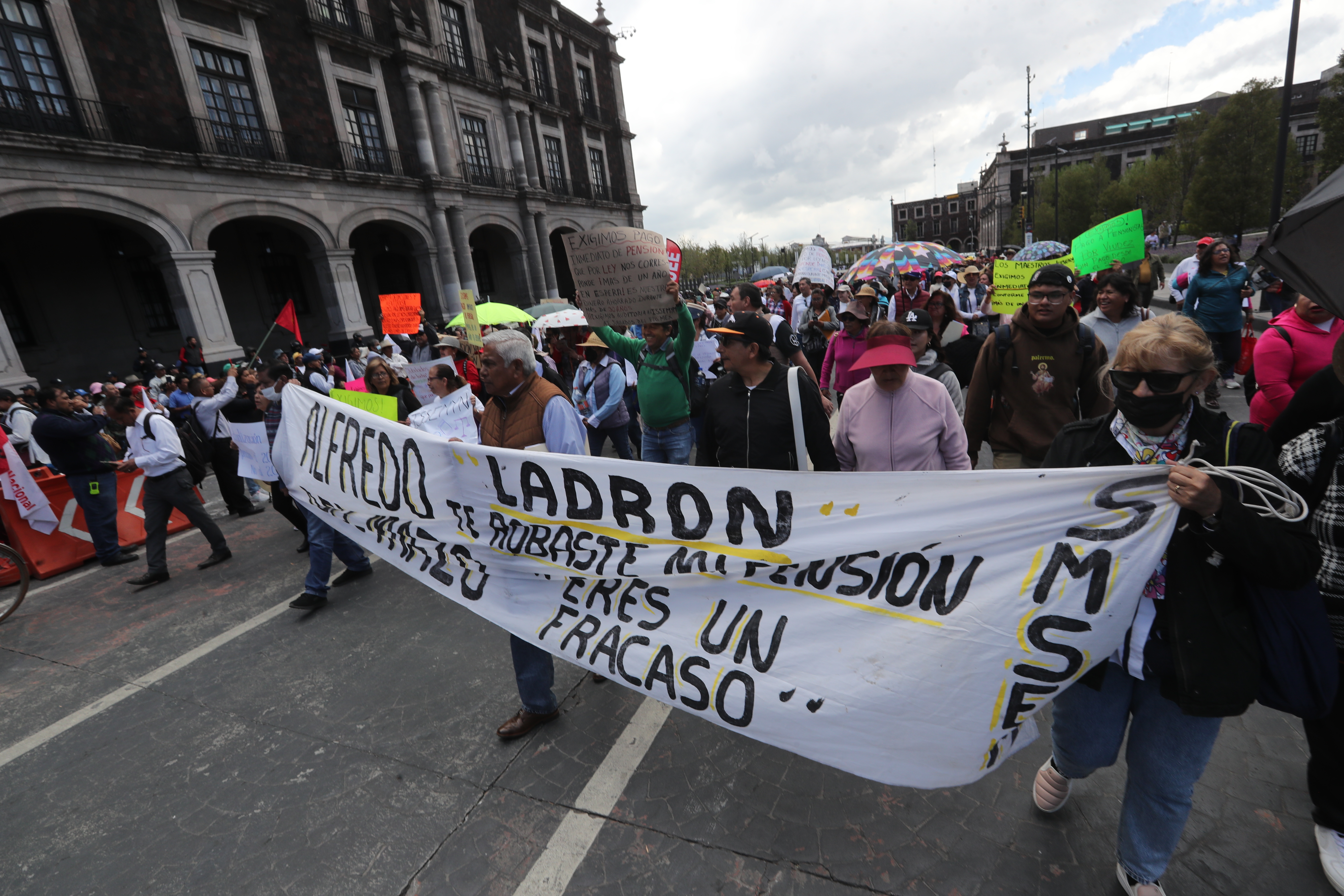 Por segunda ocasión, pensionados del ISSEMyM se manifiestan en Toluca; piden la regularización de sus pagos