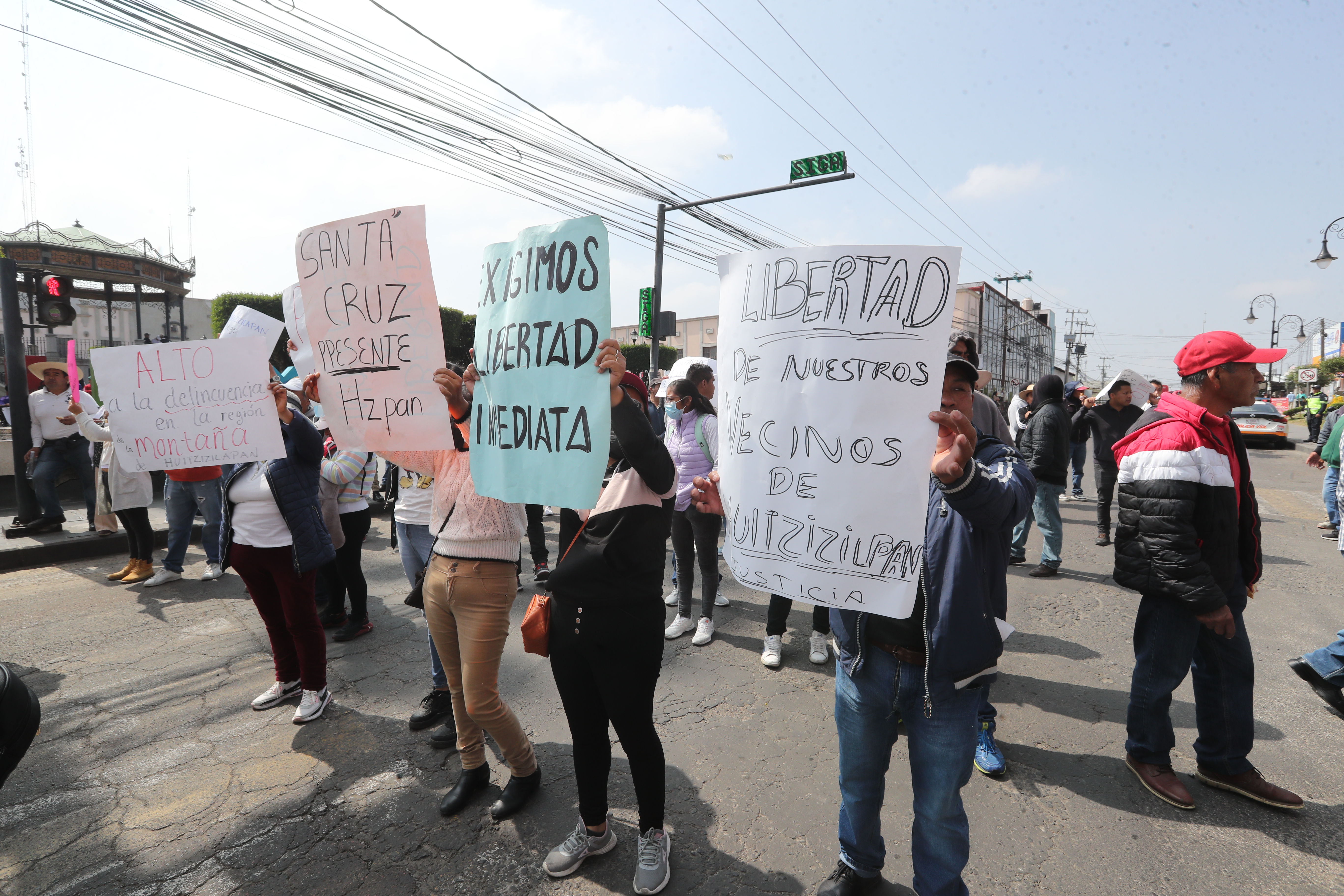 Bloquean la México-Toluca y exigen alto a la inseguridad en Lerma.