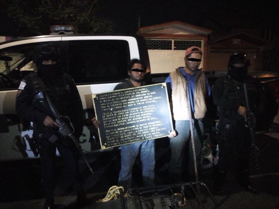 Detiene policía de Toluca a dos sujetos que robaban placas conmemorativas: