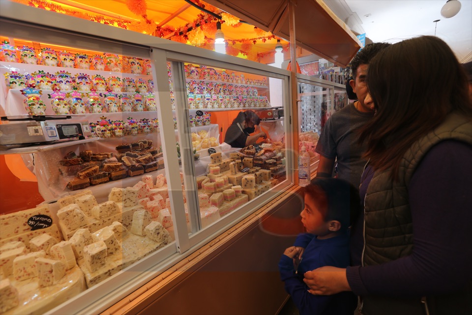 Pocas ventas y demanda dejó mal sabor de boca a artesanos de la Feria del Alfeñique