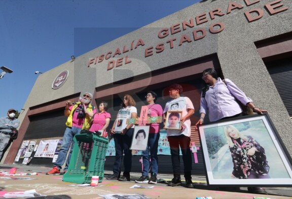 Familias de víctimas de feminicidios protestan en la FGJEM