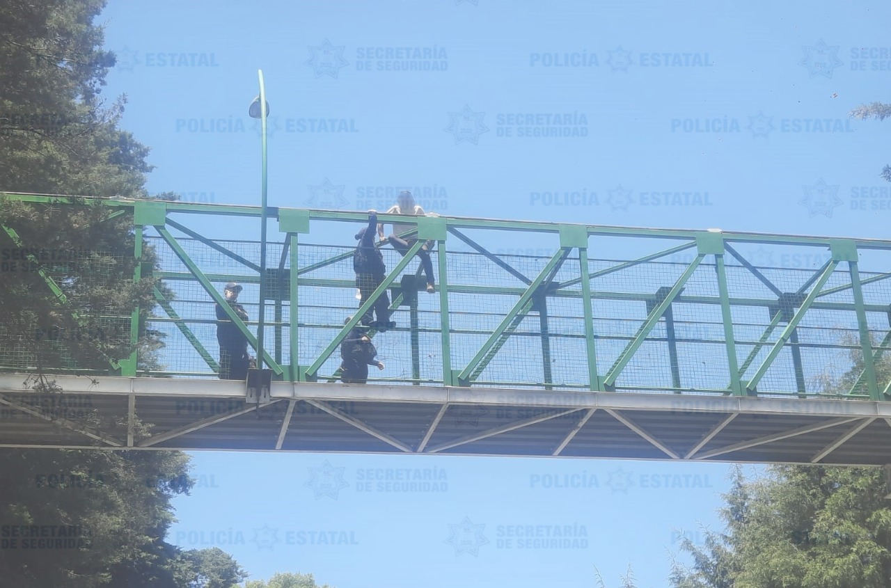 Rescatan elementos de la secretaría de seguridad aun hombre que pretendía arrojarse de un puente peatonal