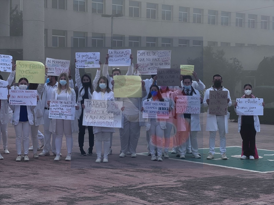 Médicos Residentes de Toluca protestan por #Fer estudiantes del IPN