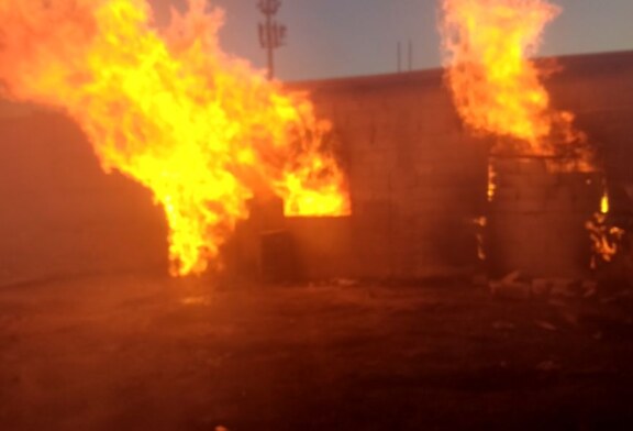 Sofocan Bomberos y Policía de Toluca incendio en bodega de San Pablo Autopan