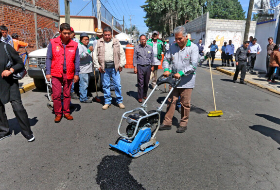 Le entra alcalde de Toluca a tapar baches en calles del municipio