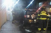 Extinguen Bomberos de Toluca incendio de un automóvil en la colonia Lázaro Cárdenas