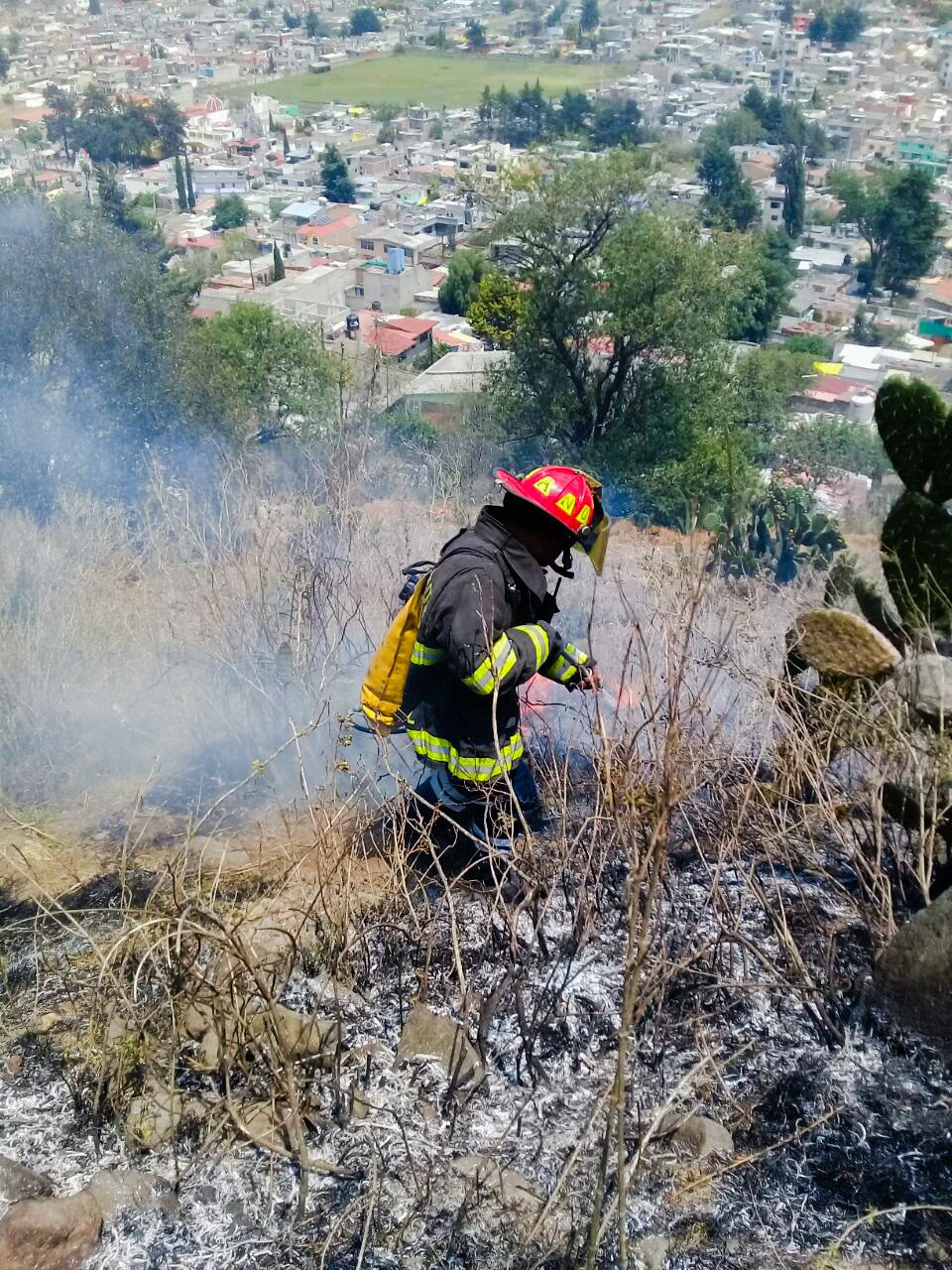 Sofocan Bomberos de Toluca incendio en cerro de Santa Cruz Atzcapotzaltongo