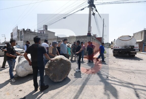 Exigen que camiones de carga dejen de hacer daños en Capultitlán, hay casas afectadas