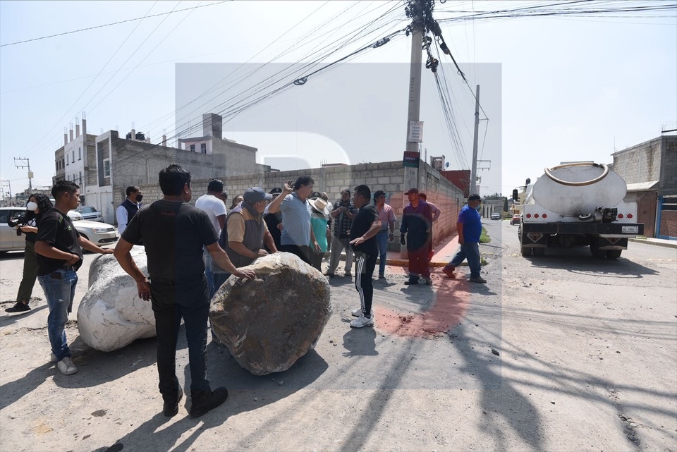 Exigen que camiones de carga dejen de hacer daños en Capultitlán, hay casas afectadas