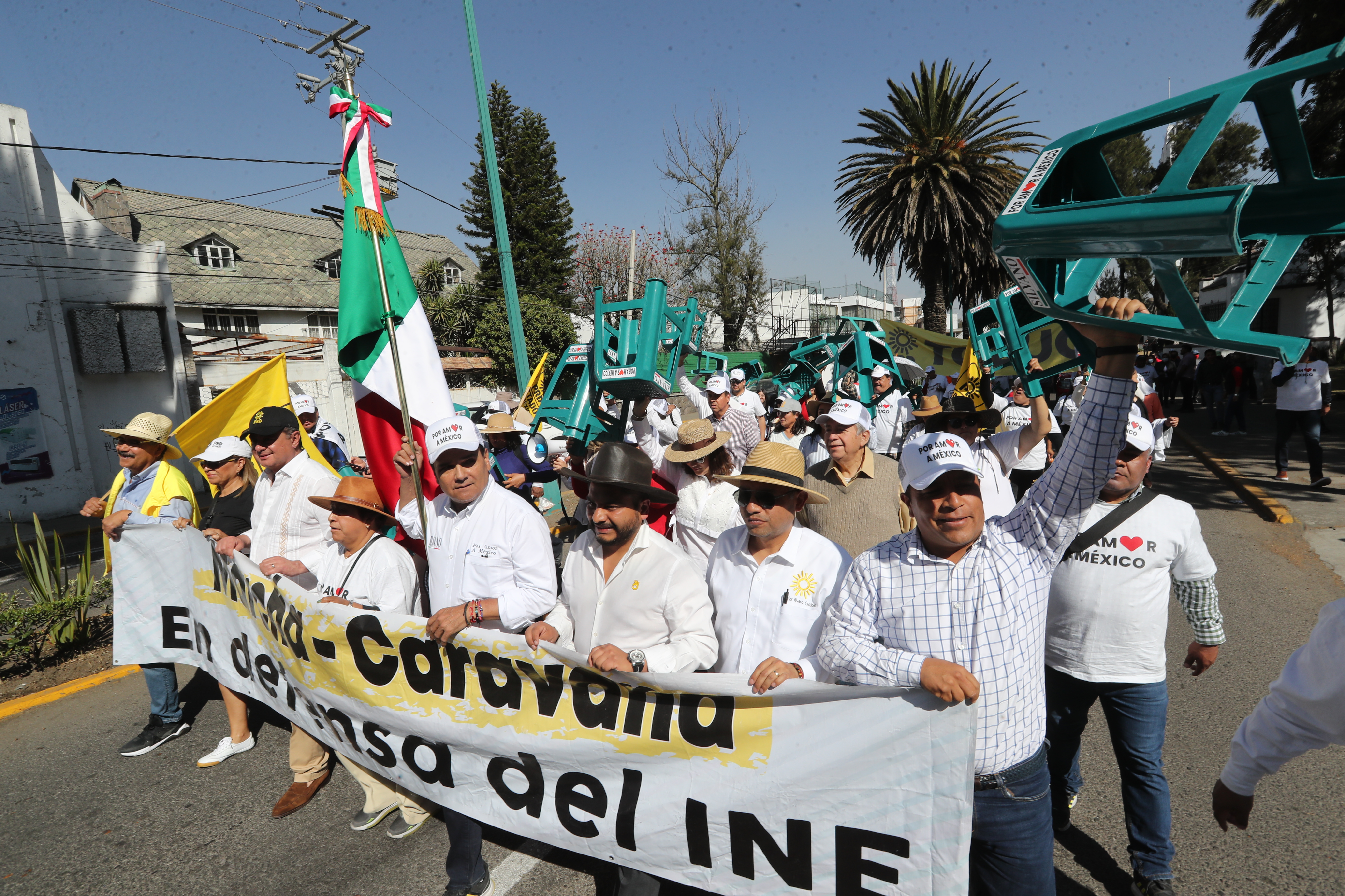 Llega Caravana en defensa del INE del PRD a Toluca