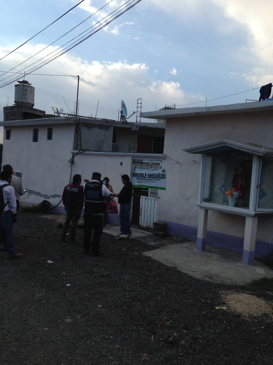 Catea fiscalía inmueble en Toluca y localizan droga