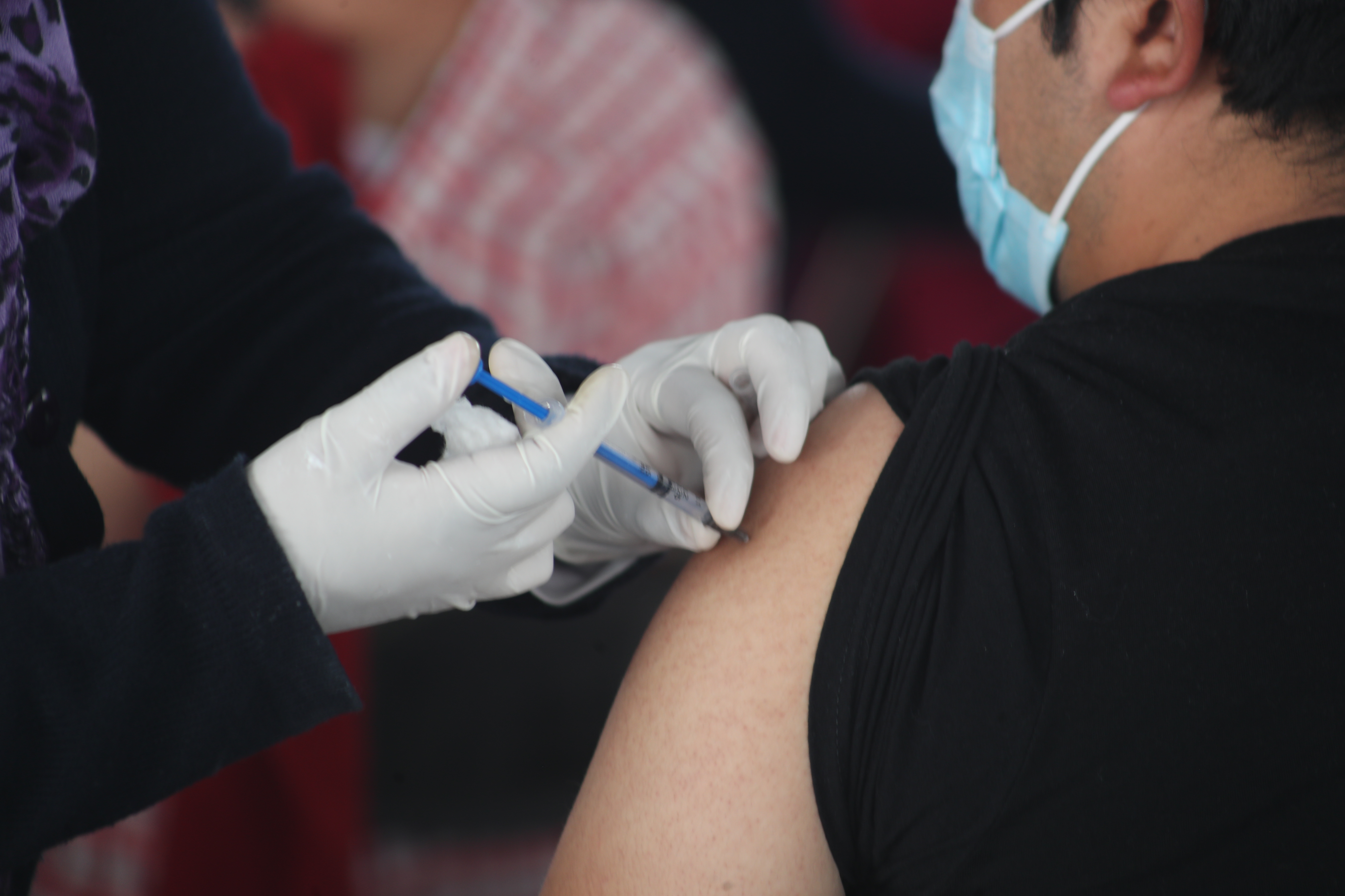 Disminuye el número de personas en módulos de vacunación contra la COVID-19, contagios van en aumento