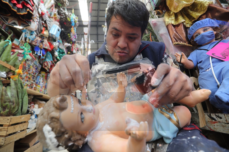 Restaurar y vestir Niños Dios, es una tradición para familias mexiquenses