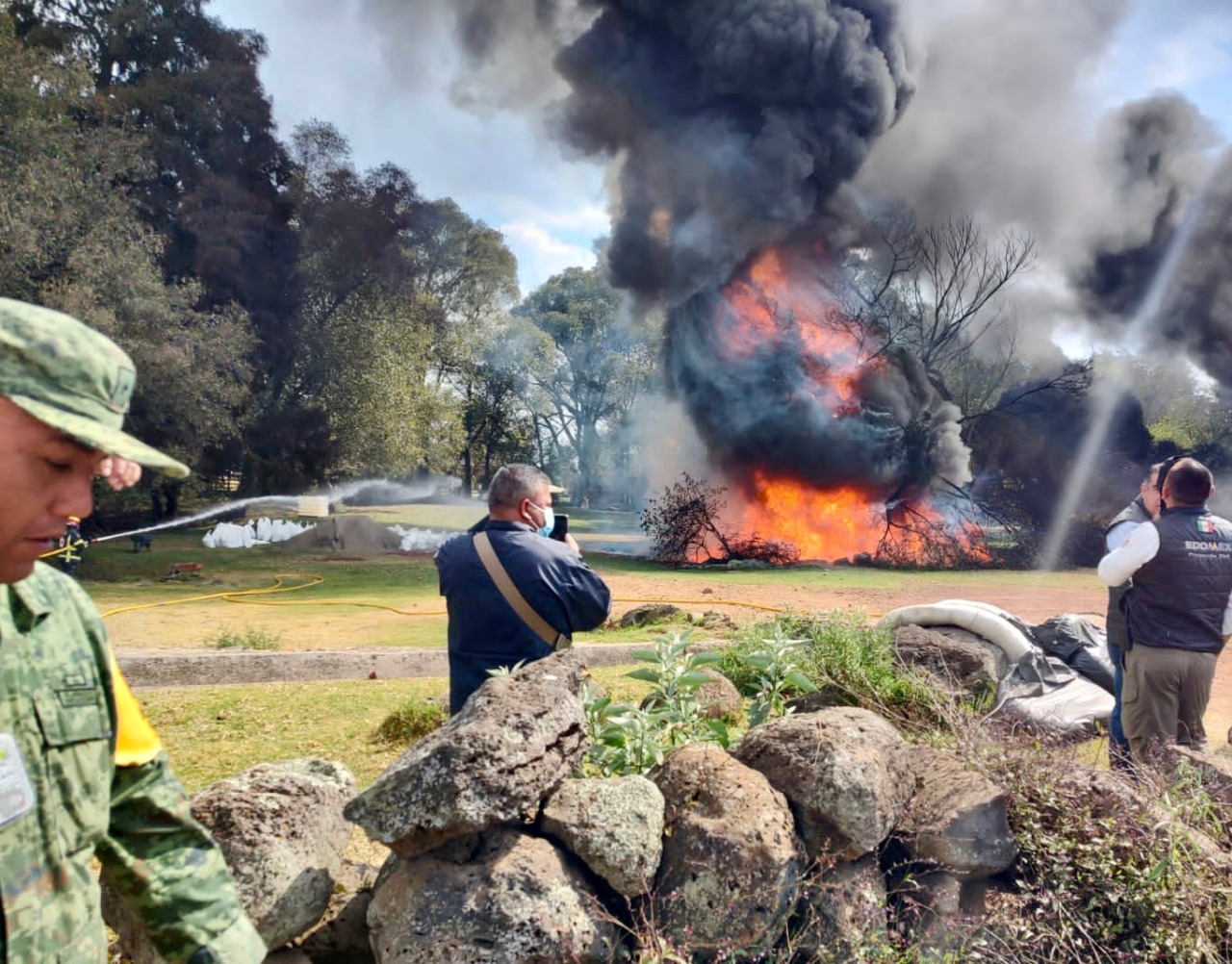 Continúan trabajos para controlar incendio en manantiales de Jilotepec, piden a la población mantenerse lejos de la zona