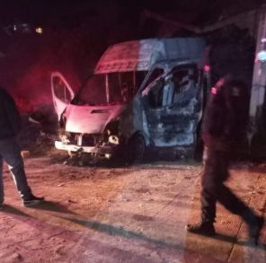 Cansados de la delincuencia queman camioneta de ladrones en Zolotepec