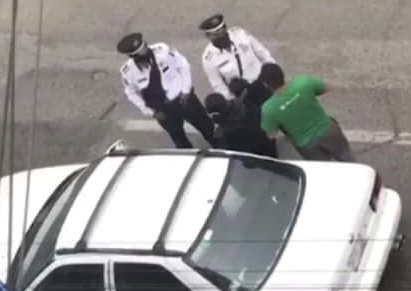 Después de ser exhibidos en un video, separan de su cargo a tres policías municipales por aceptar soborno