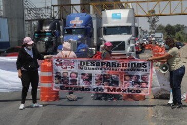 Bloquean la Toluca-México familiares de personas desaparecidas en Edomex