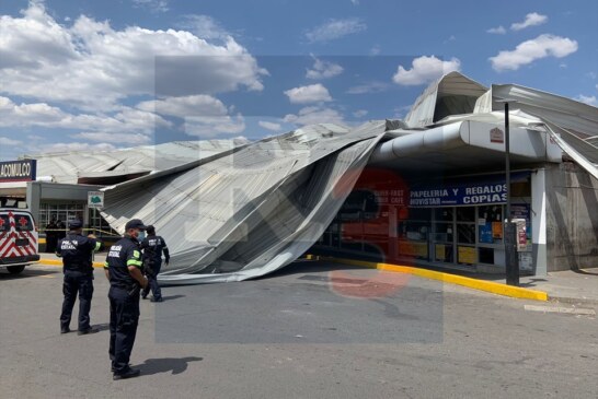 Ráfaga de viento derrumba techo de la Terminal de Autobuses de Atlacomulco. No se reportan lesionados