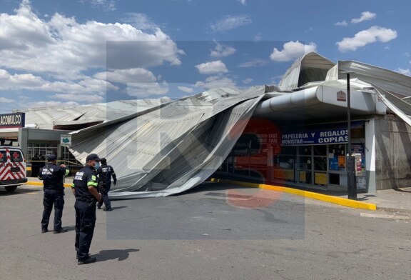 Ráfaga de viento derrumba techo de la Terminal de Autobuses de Atlacomulco. No se reportan lesionados