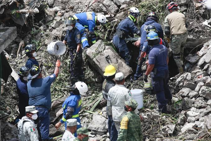 Rescatan los 2 cuerpos de personas atrapadas en el cero del Chiquihuite