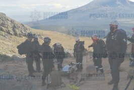 Elementos de alta montaña rescataron el cuerpo de una persona que al parecer sufrió un paro cardíaco en el volcán Iztaccíhuatl