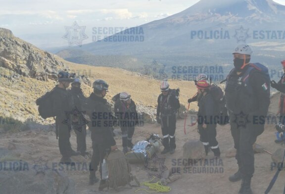 Elementos de alta montaña rescataron el cuerpo de una persona que al parecer sufrió un paro cardíaco en el volcán Iztaccíhuatl