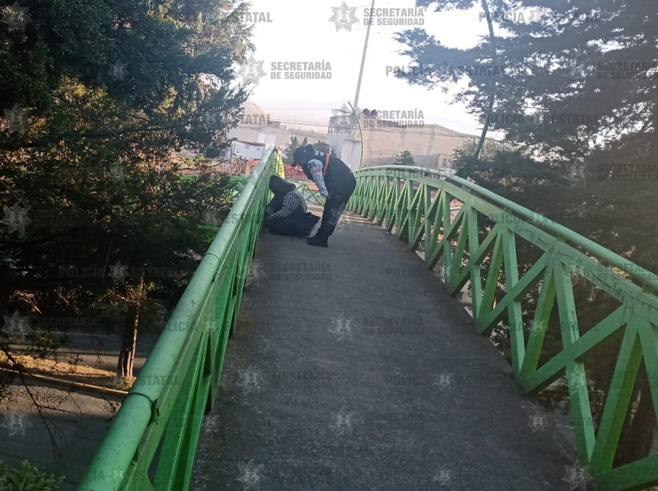 Rescatan a mujer que pretendía arrojarse de puente peatonal