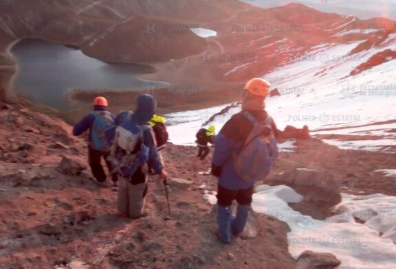 Policía de alta montaña rescatan a cuatro personas extraviadas en el nevado de Toluca