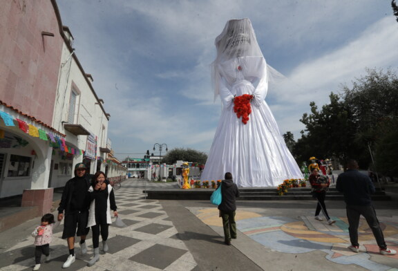 Con Llorona gigante, San Antonio la Isla se prepara para recibir el Dia de Muertos