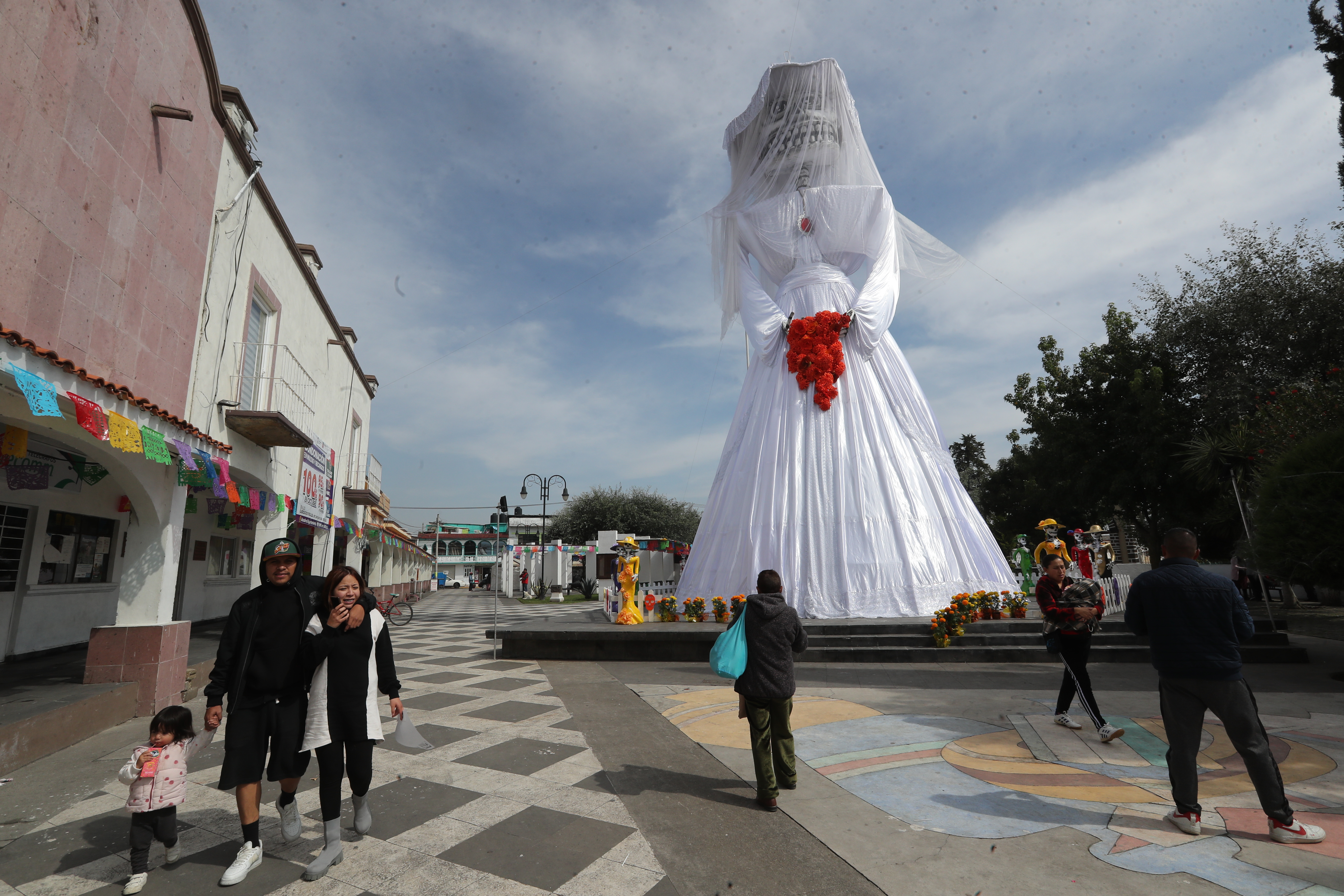 Con Llorona gigante, San Antonio la Isla se prepara para recibir el Dia de Muertos