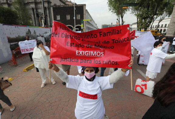 Se manifiesta familia de Pablo, menor sustraído con violencia en Toluca